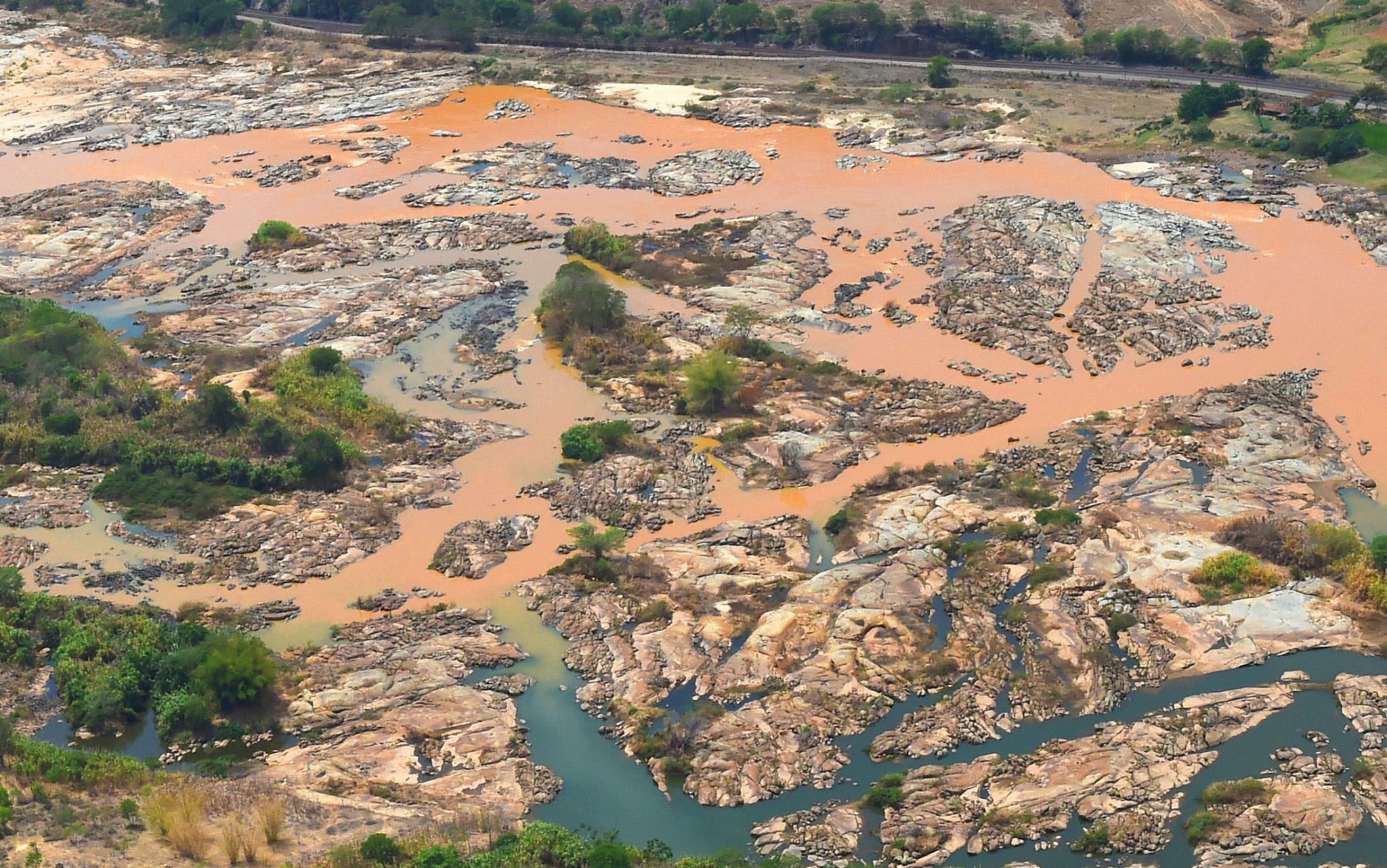 Minas Gerais enfrenta uma situação alarmante, consolidando-se como o estado com maior risco de barragens de rejeitos de mineração em todo o Brasil. Conf...