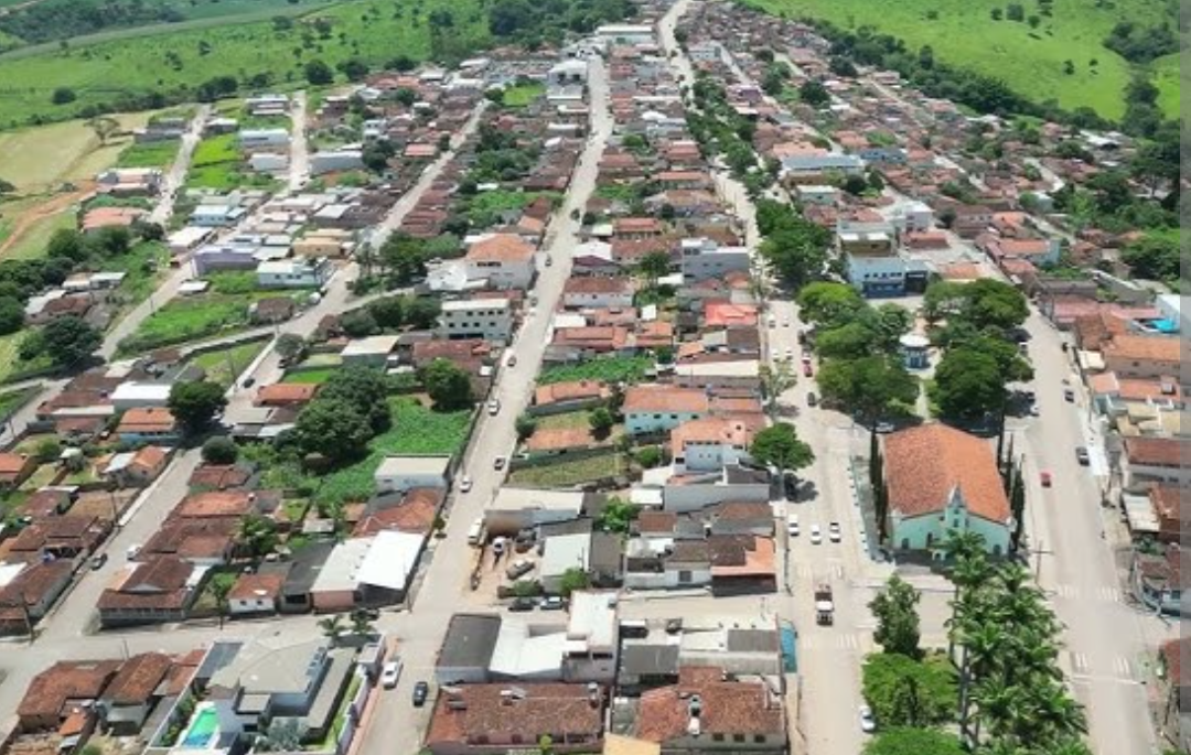 A questão do descarte adequado de entulho e móveis usados emerge como um ponto central de debate na cidade de Medeiros, em Minas Gerais. A comunidade lo...