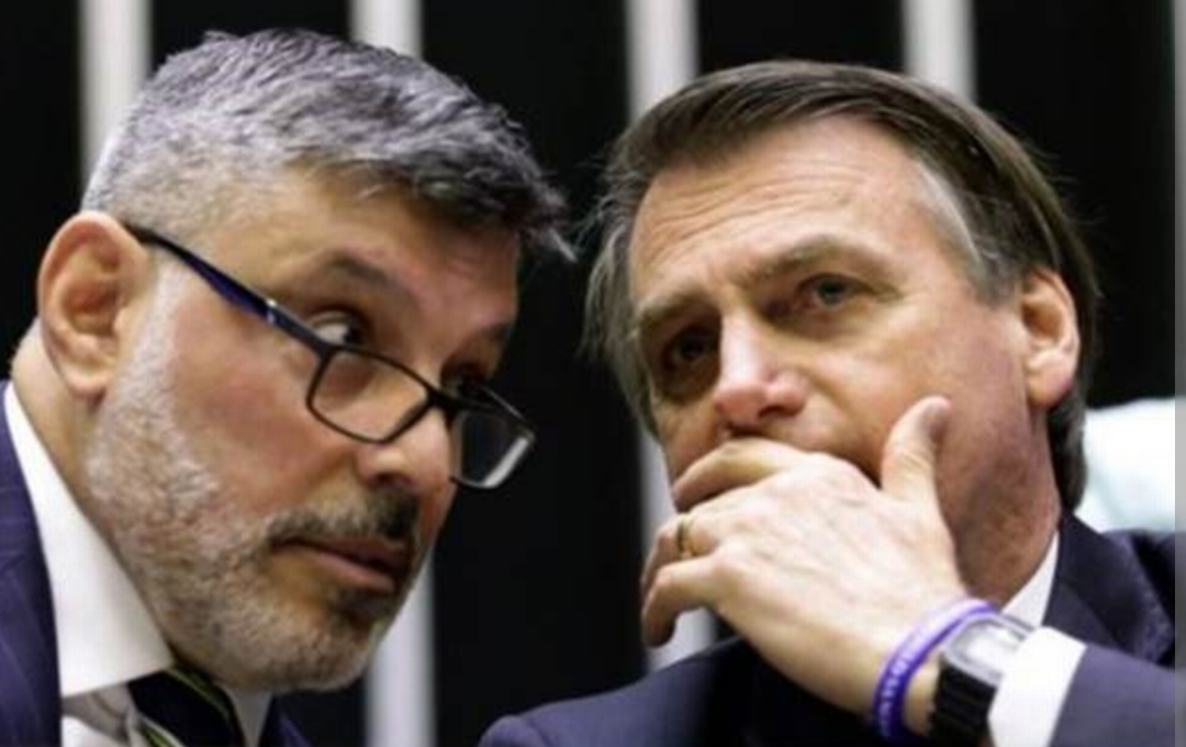 Jair Bolsonaro atendeu a uma ligação realizada ao vivo por Alexandre Frota, marcando um contato direto entre as duas personalidades. A interação telefôn...