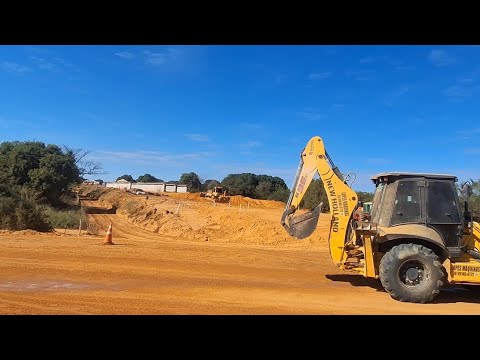 A edificação da ponte que atravessará o Rio São Francisco, parte essencial da rodovia MG-402 no município de São Francisco, em Minas Gerais, segue em an...