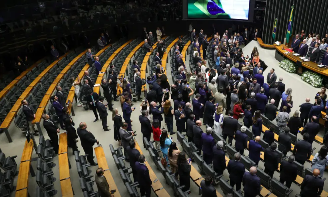 Sete das vinte e uma legendas políticas com assento no Congresso Nacional atenderam à solicitação do ministro Flávio Dino, do Supremo Tribunal Federal (...