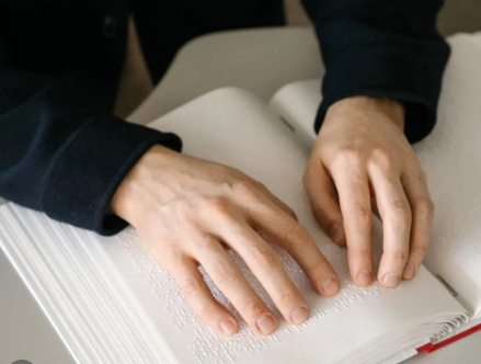 A relevância da produção acadêmica mineira ganha destaque na análise de uma referência bibliográfica que detalha o trabalho "Sistema Braille". Esta publ...
