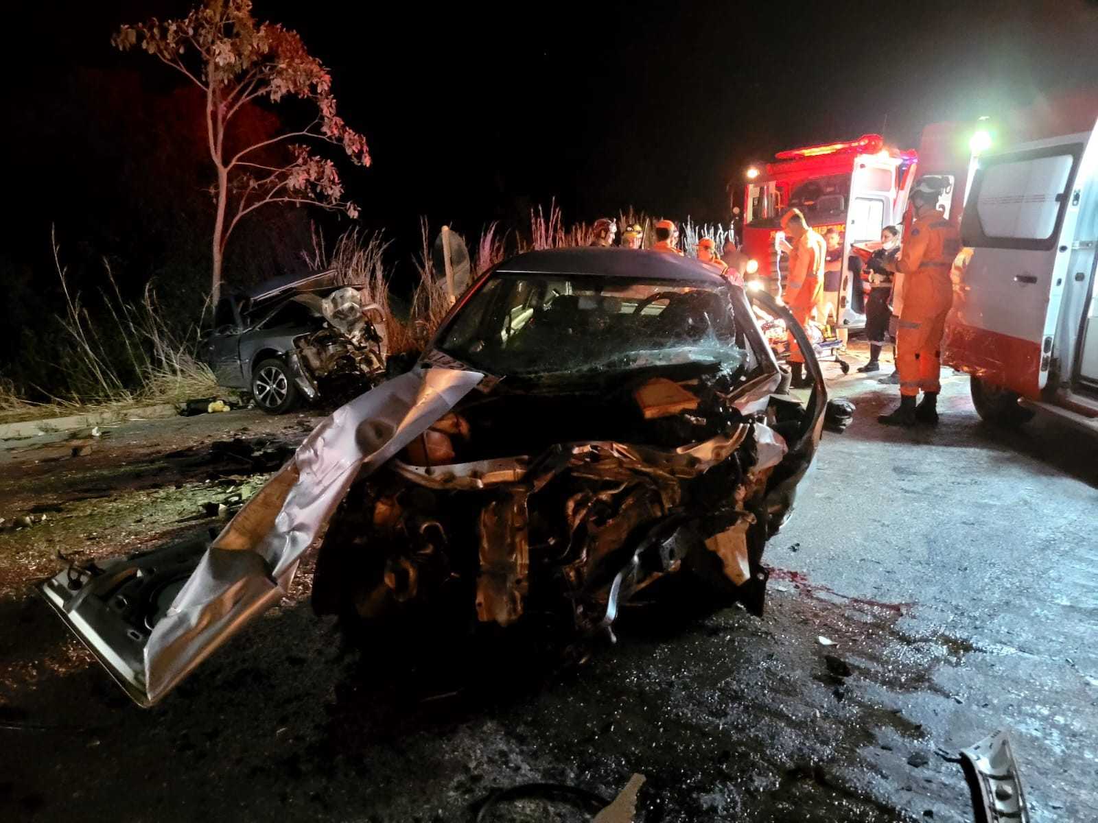 Uma grave colisão envolvendo dois automóveis na BR-251 resultou na morte de dois motoristas e deixou outras três pessoas feridas na manhã desta segunda-...