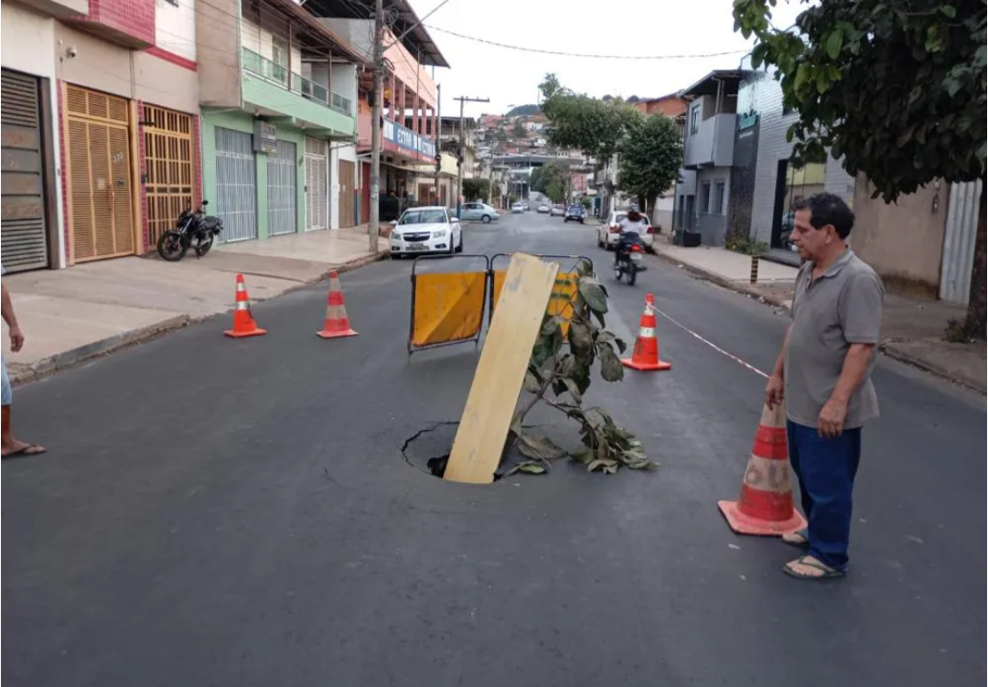 A obra de pavimentação recém-concluída na Rua Roldão Alves Torres, no bairro Surinan, em Coronel Fabriciano, enfrenta um sério contratempo. Dias após a ...