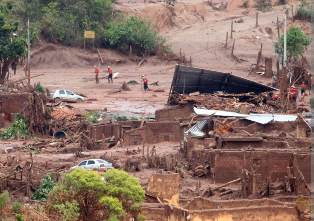 As vítimas do desastre ambiental que atingiu a bacia hidrográfica do Rio Doce em 2015, provocado pelo rompimento da barragem de Fundão, em Mariana, enfr...