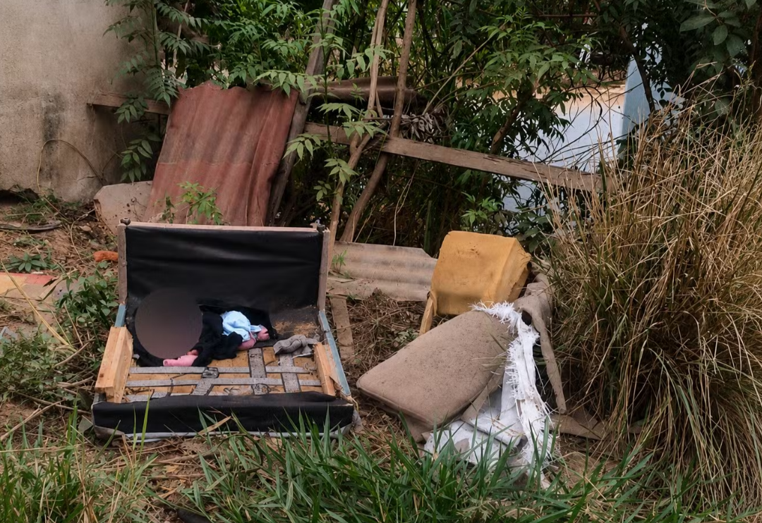 Uma mulher foi detida na Grande BH nesta quinta-feira, 6 de agosto de 2026, sob a acusação de ter abandonado seu filho recém-nascido. A prisão ocorreu a...