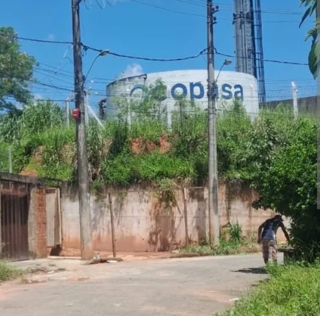 Moradores do bairro Serra Azul, em Coronel Fabriciano, enfrentam uma situação de grave desabastecimento de água que se estende por quatro dias consecuti...