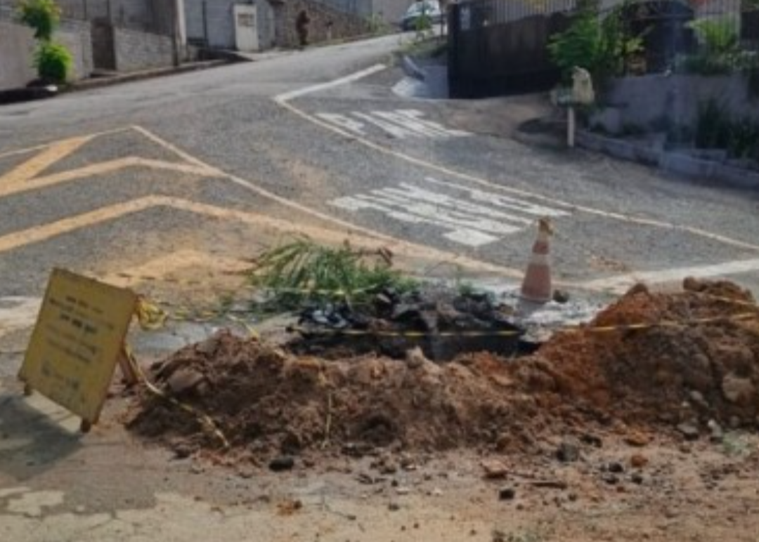A comunidade do bairro Imbaúbas, em Ipatinga, clama por uma solução permanente para um problema que se tornou crônico: um buraco, resultado de intervenç...