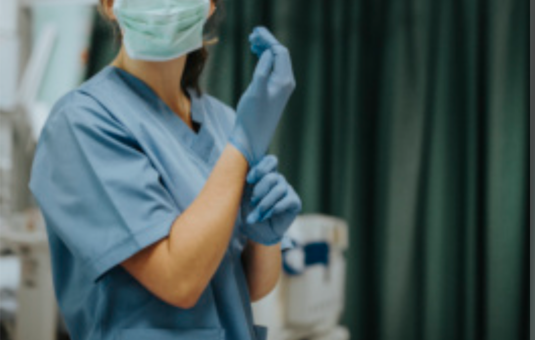 Uma técnica de enfermagem, com quase 22 anos de atuação em um hospital no Norte de Minas, será indenizada em R$ 15 mil por danos morais. A Justiça do Tr...