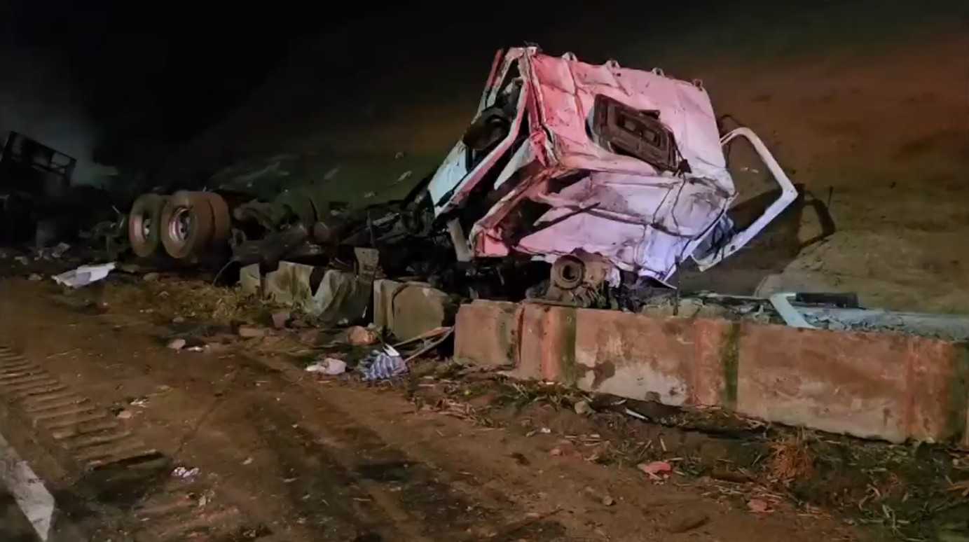 Um grave acidente envolvendo duas carretas na rodovia Fernão Dias, em Brumadinho, na Grande BH, resultou na morte de dois homens. A colisão ocorreu na n...