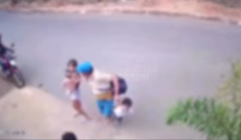 No início da tarde deste domingo (16), uma família foi vítima de um atropelamento por motocicleta no bairro Santo Antônio, em Inhapim. O incidente, capt...