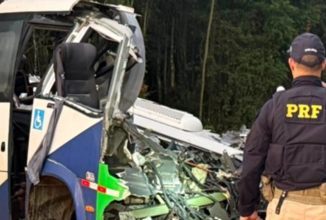 Uma grave colisão envolvendo um micro-ônibus e uma carreta resultou em pelo menos 22 mortes e deixou outras quatro pessoas feridas na madrugada da últim...