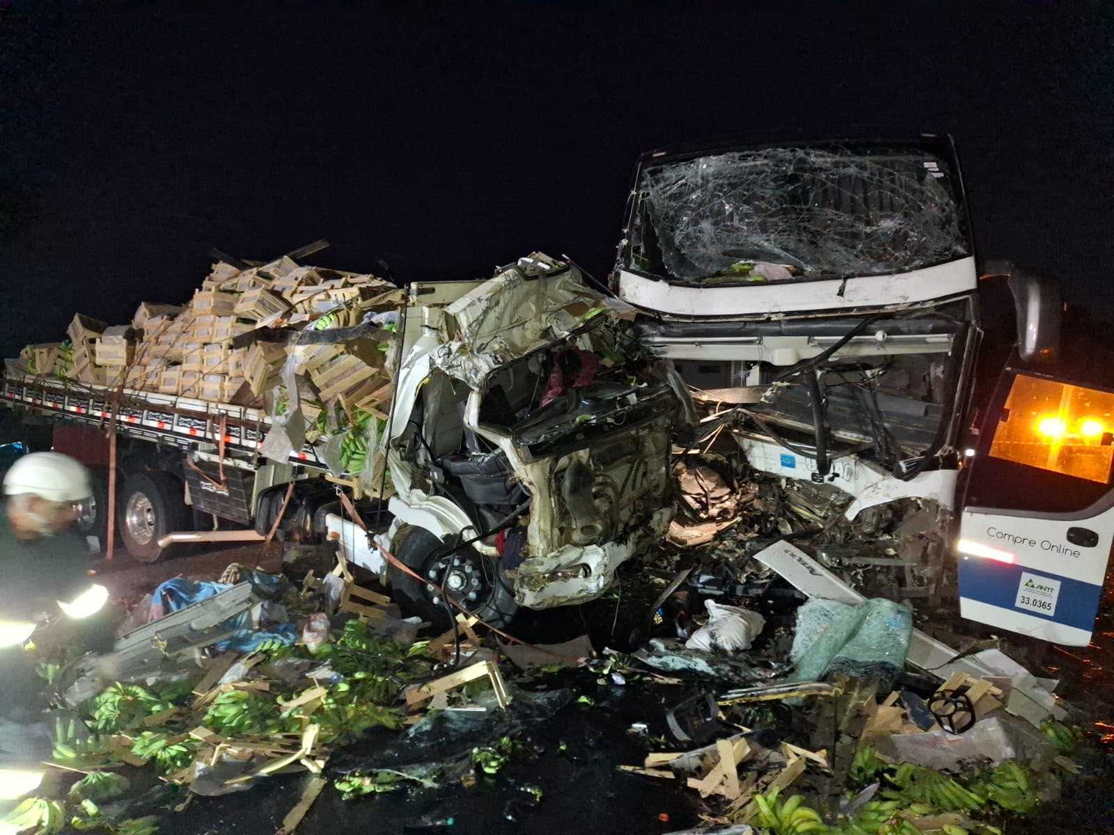 Uma grave colisão envolvendo um ônibus e um caminhão resultou na morte de dois motoristas e deixou outros ocupantes dos veículos feridos na BR-116, no e...