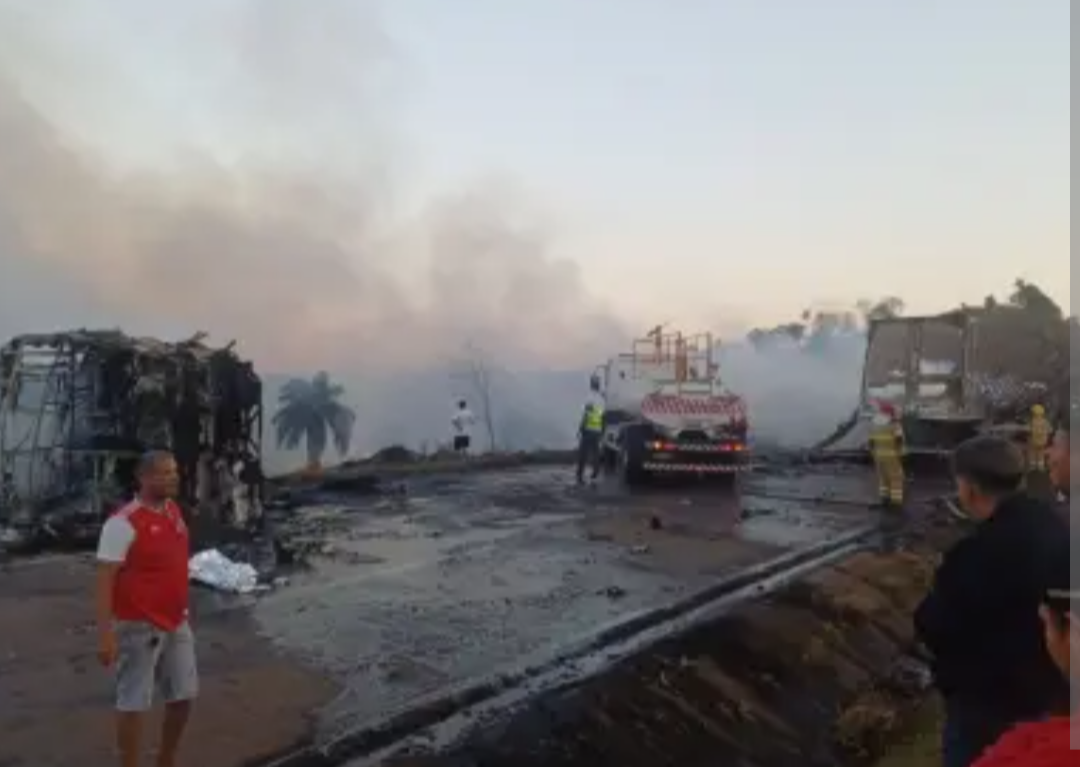 Uma colisão envolvendo um caminhão e um ônibus resultou em um cenário de destruição e bloqueio total na BR-040, especificamente no km 491, entre as cida...