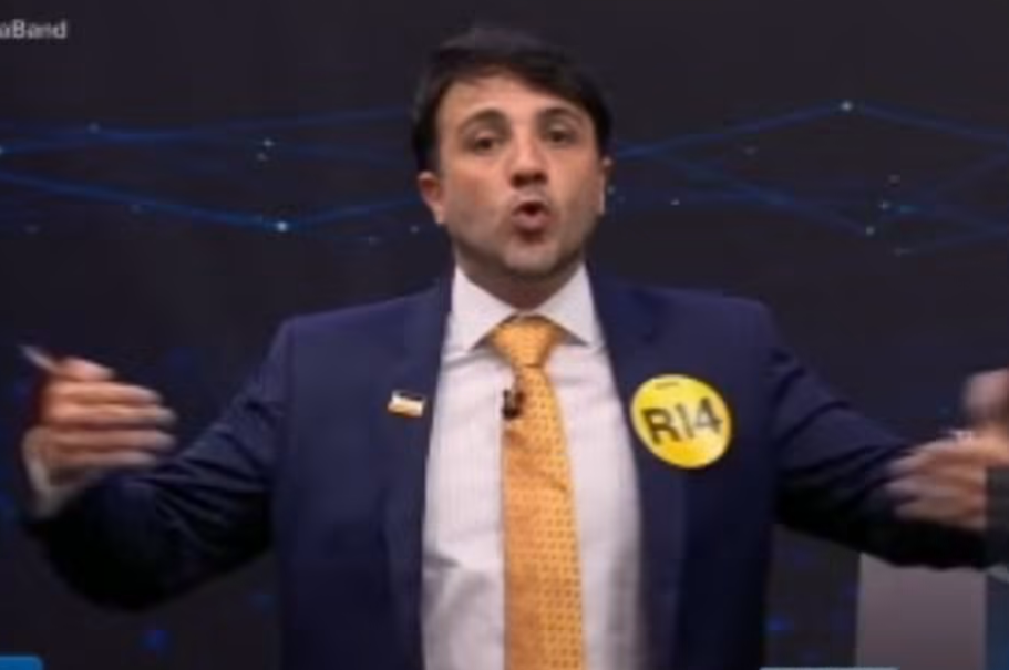 Durante o debate presidencial transmitido pela TV Band neste domingo (23), o candidato Renan Santos, representante do partido Missão, chamou a atenção a...