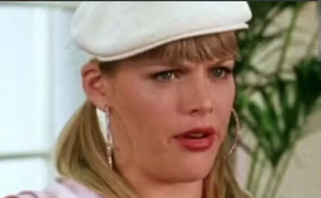 Busy Philipps, figura conhecida no cenário artístico por seus papéis marcantes em produções como "Dawson's Creek" (exibida entre 2001 e 2003) e o filme ...