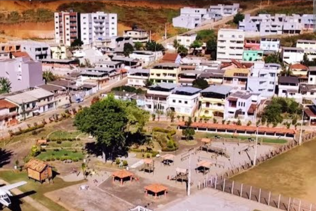 A falta de sinalização adequada nas vias, com placas indicativas de nomes e uma numeração clara, é um problema que frequentemente gera discussões em div...