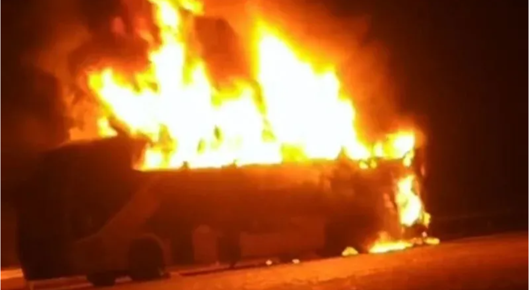 Um ônibus que realizava o trajeto entre Belo Horizonte e Nanuque foi atingido por chamas intensas na madrugada deste domingo, dia 30 de agosto de 2026. ...