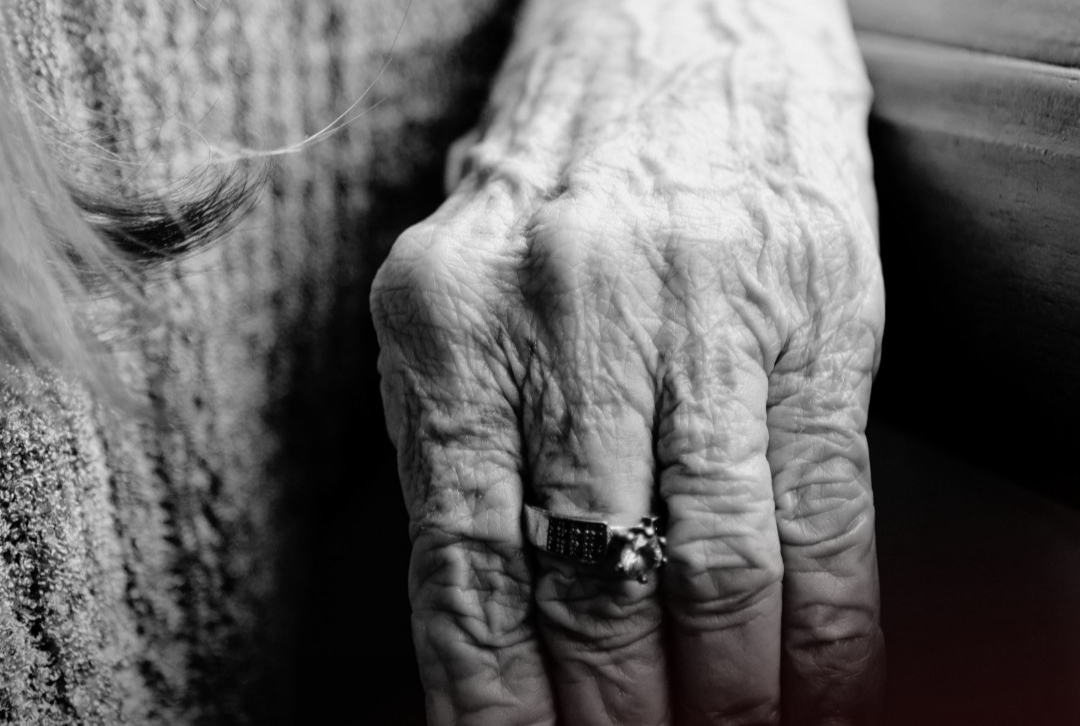 A Polícia Militar de Minas Gerais (PMMG) está investigando a morte de Laura Quirina Pereira Gomes, de 77 anos, encontrada sem vida dentro de sua residên...