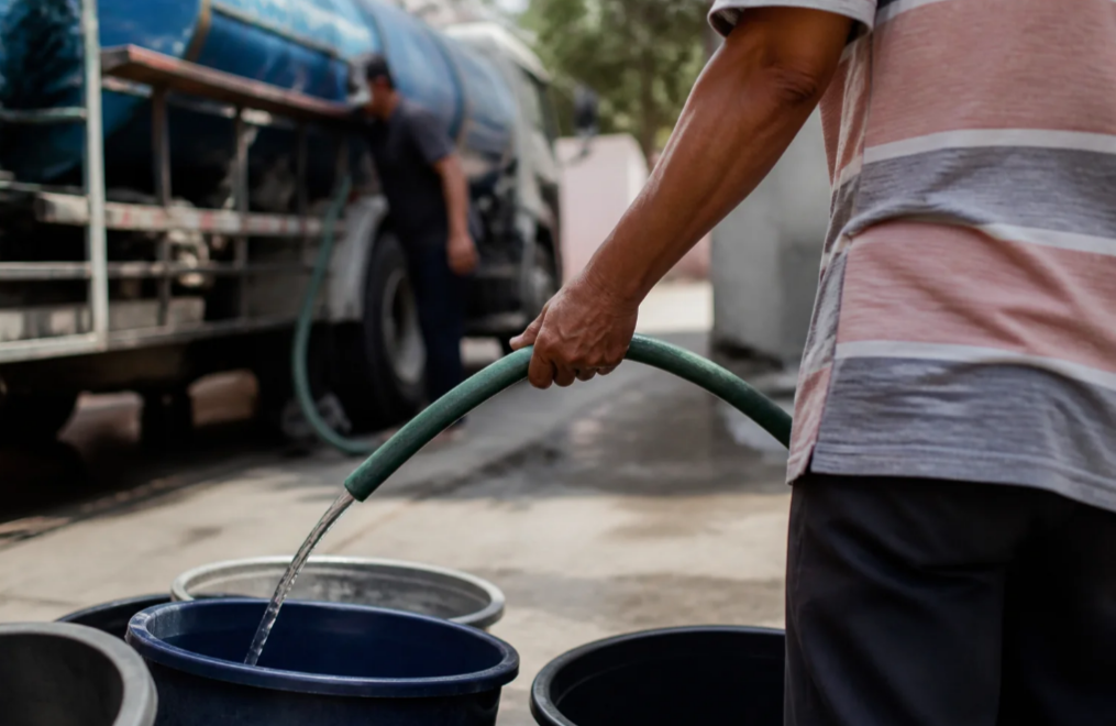 Moradores de diversos condomínios no bairro Buritis, em Belo Horizonte, vivem uma grave situação de desabastecimento de água há cerca de quinze dias. A ...