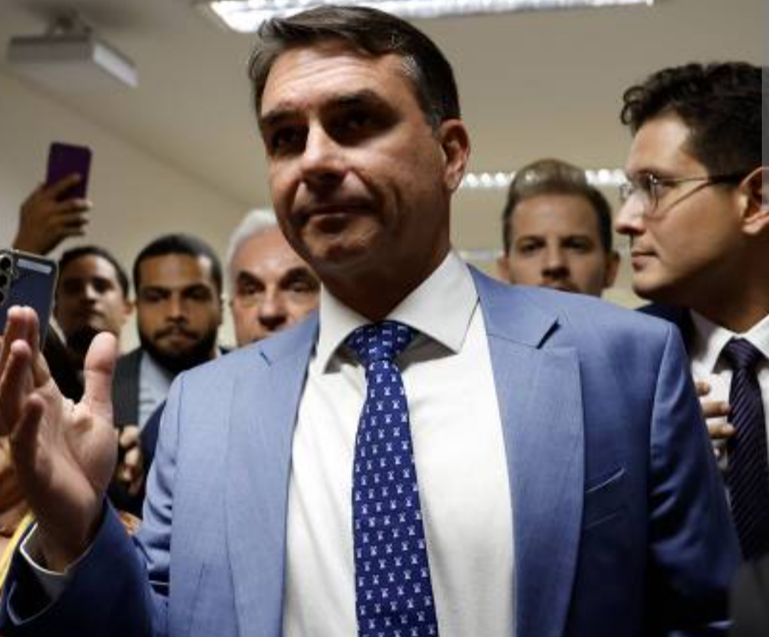 O senador Flávio Bolsonaro (PL), que também se apresenta como candidato à Presidência, defendeu nesta terça-feira (1/9) a imediata renúncia do ministro ...