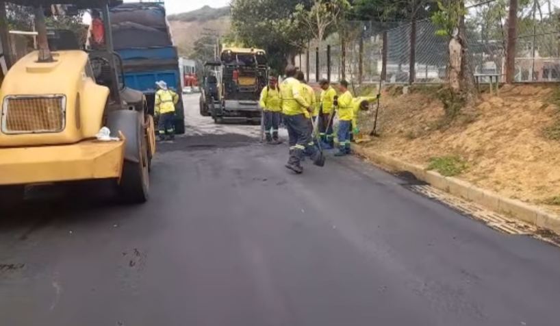 As ruas Topázio e Esmeraldas, importantes vias do bairro Residencial Paraíso, em Santana do Paraíso, estão com as obras de pavimentação atingindo suas e...