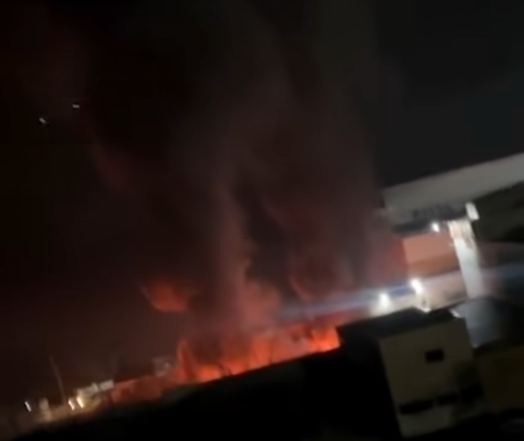 Um incêndio de grandes proporções deflagrou na madrugada deste sábado (5) no bairro Parque Veneza, em Santana do Paraíso. O incidente mobilizou equipes ...