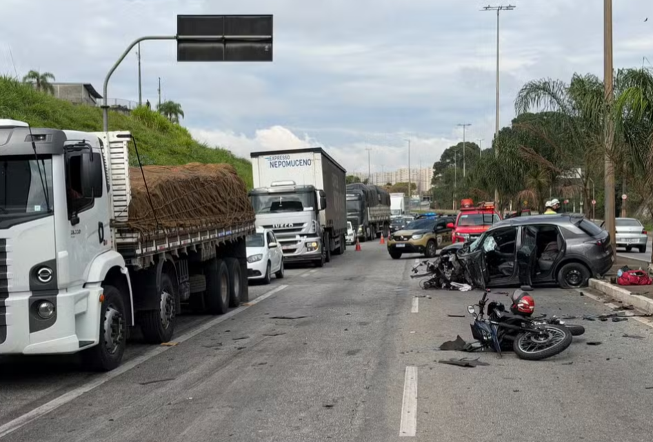 Um grave acidente envolvendo uma carreta, uma moto e um carro deixou pessoas feridas na manhã deste domingo (6) na Via Expressa, em Contagem, na Grande ...
