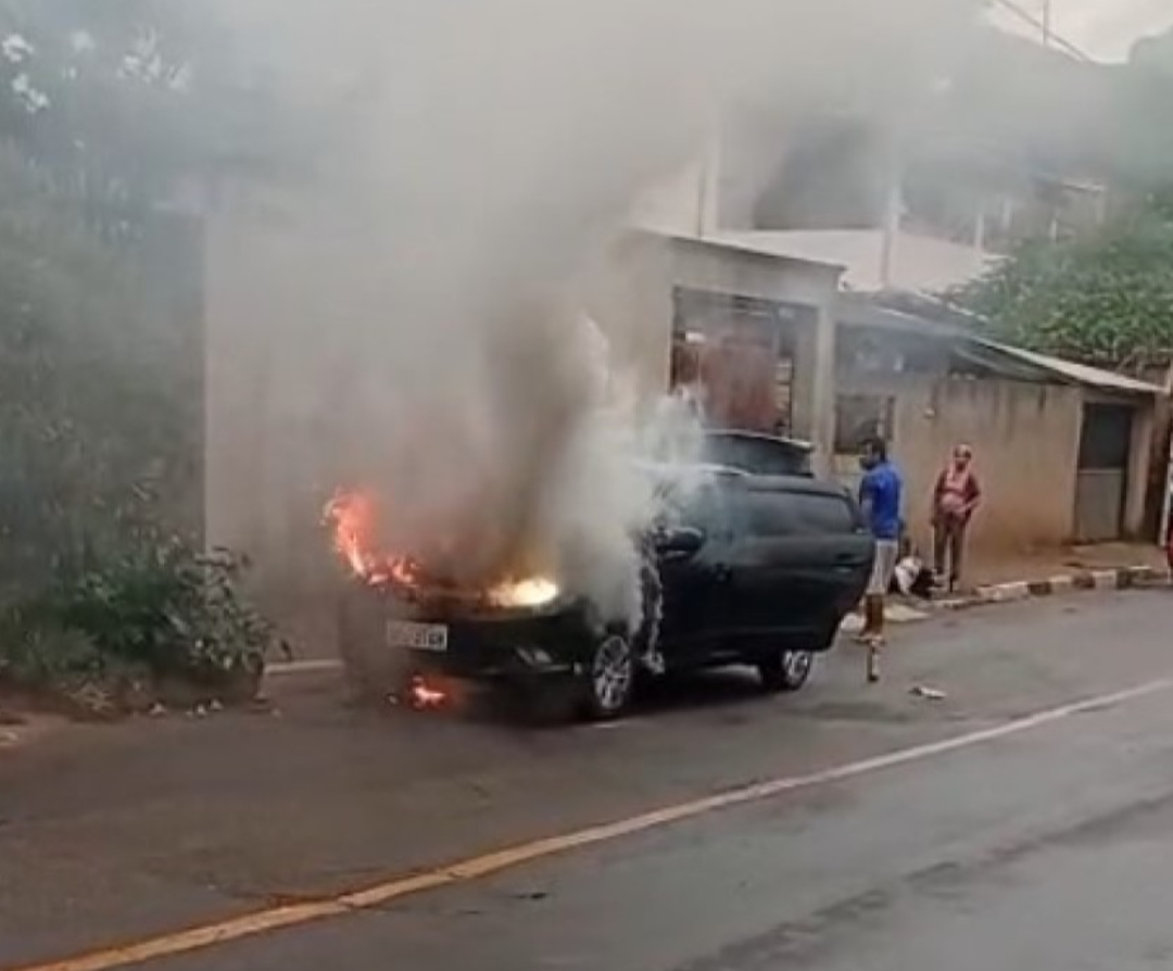 Um Fiat Siena foi alvo de um incêndio na manhã desta segunda-feira, 7 de setembro de 2026, no bairro São José, em Santana do Paraíso. Apesar da gravidad...