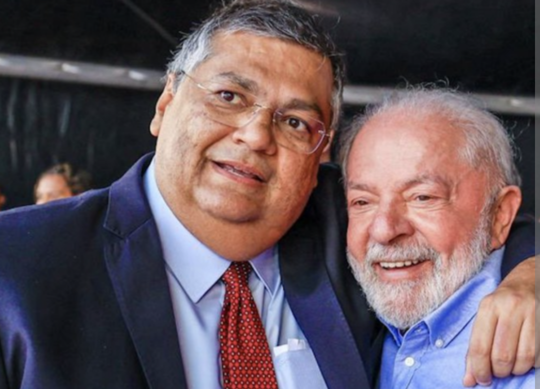 O ministro Flávio Dino, integrante do Supremo Tribunal Federal (STF), determinou nesta quarta-feira (9) a imediata reintegração de dois importantes nome...