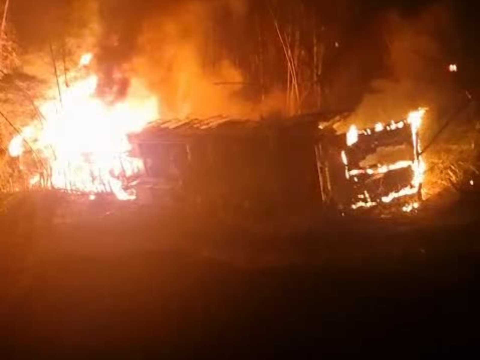 Um grave acidente foi registrado na BR-116, na altura do município de Catuji, em Minas Gerais, resultando na morte de um motorista que foi encontrado ca...