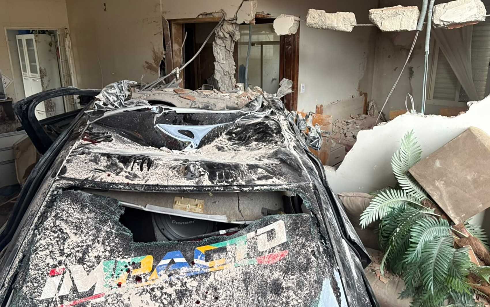 Três pessoas ficaram feridas após um veículo invadir uma residência na cidade de Passos, localizada no Sul de Minas Gerais. O incidente foi registrado n...