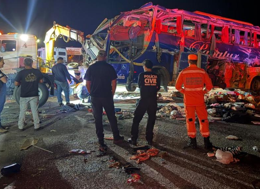 Um grave acidente na noite da última terça-feira, 15 de setembro de 2026, resultou na morte de seis pessoas e deixou ao menos 43 feridos na BR-116, na l...
