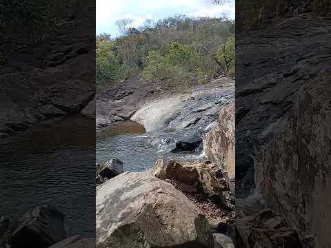 A Cachoeira das Lajes, um conhecido ponto turístico natural de Taquaraçu de Minas, em Minas Gerais, tem sido alvo de observações recentes que apontam pa...