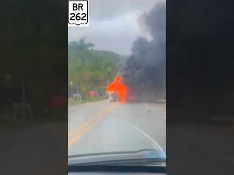 Um acidente foi registrado na BR-262, nas proximidades da cidade de São Domingos do Prata, em Minas Gerais. A ocorrência foi confirmada no sábado, dia 1...