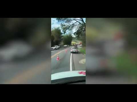 Um grave acidente envolvendo um ônibus que realizava o trajeto de Lavras, em Minas Gerais, com destino a Aparecida, no interior de São Paulo, foi report...