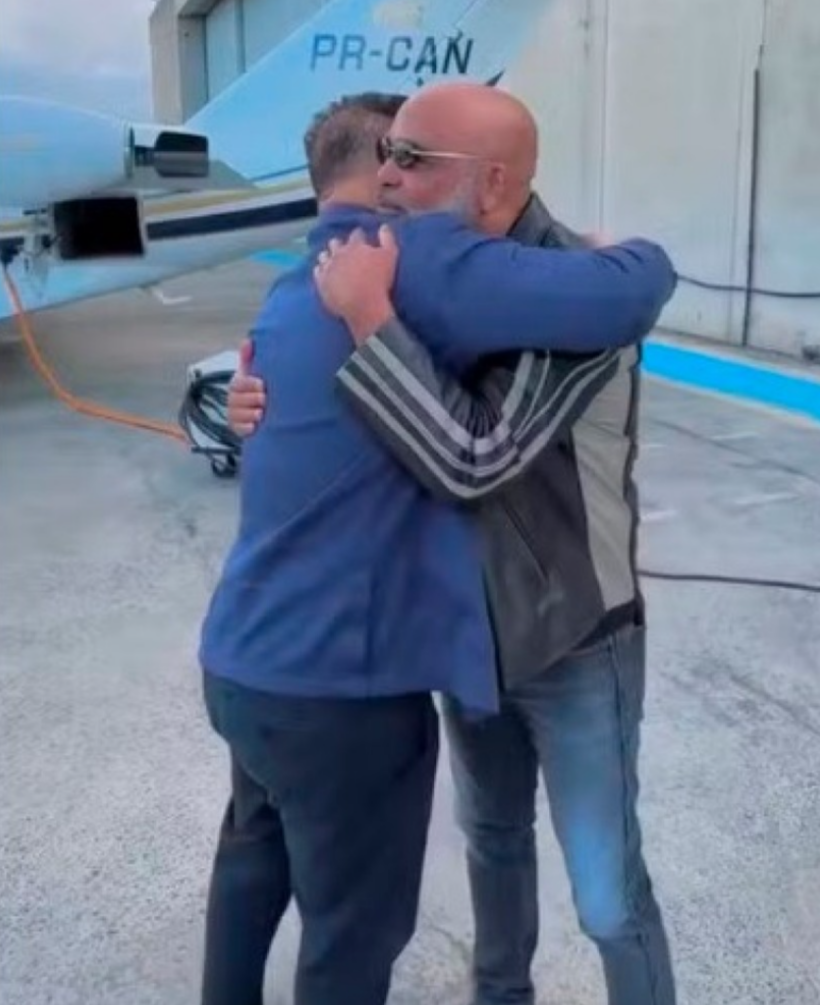 Uma aeronave que transportava o cantor Rick, conhecido pela dupla sertaneja Rick e Renner, e o empresário Bruno Avelar, perdeu a comunicação na região d...