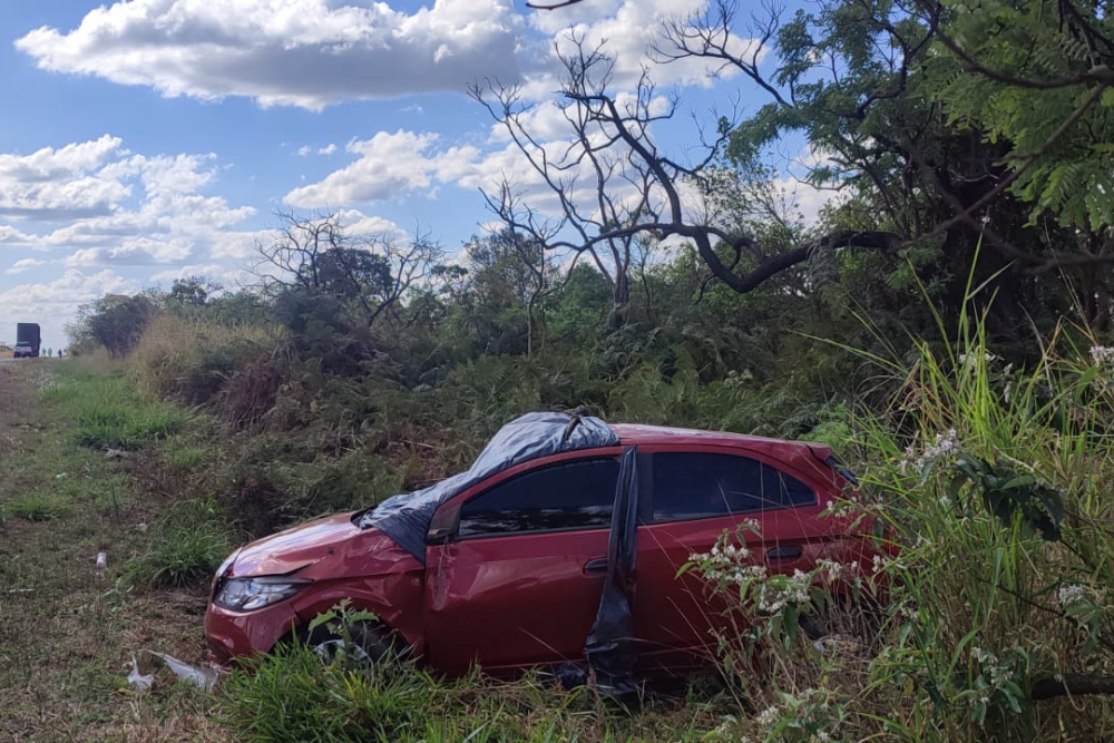 Uma fatal colisão lateral envolvendo um Chevrolet Onix laranja e uma carreta do tipo boiadeiro na BR-262, em Campos Altos (MG), resultou na morte de uma...