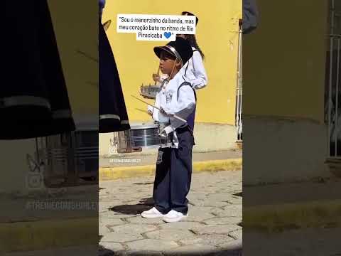 Uma cena cativante, que rapidamente ganhou destaque nas redes sociais, revelou o talento e a dedicação de um jovem percussionista em Piracicaba. Vestind...