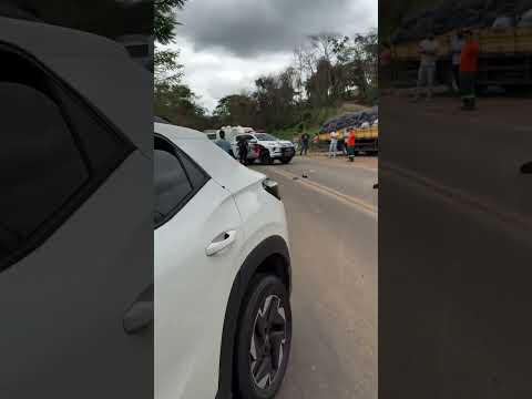 Atenção que esse vídeo merece seu clique! Produção do canal Diário de Caratinga. A gente não perdeu tempo e trouxe o vídeo "Acidente MG: Colisão grave c...