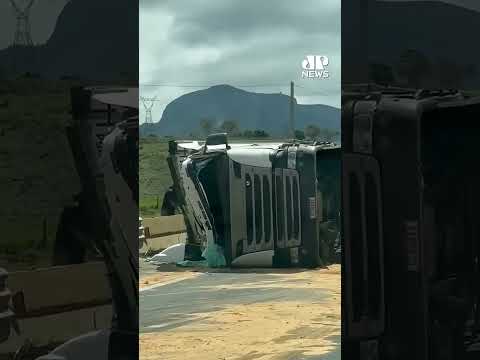 Esse aqui é pra você que curte conteúdo que rende conversa. Vídeo do canal PWKSYTV NEWS . A gente não perdeu tempo e trouxe o vídeo "Caos na BR-116 em M...