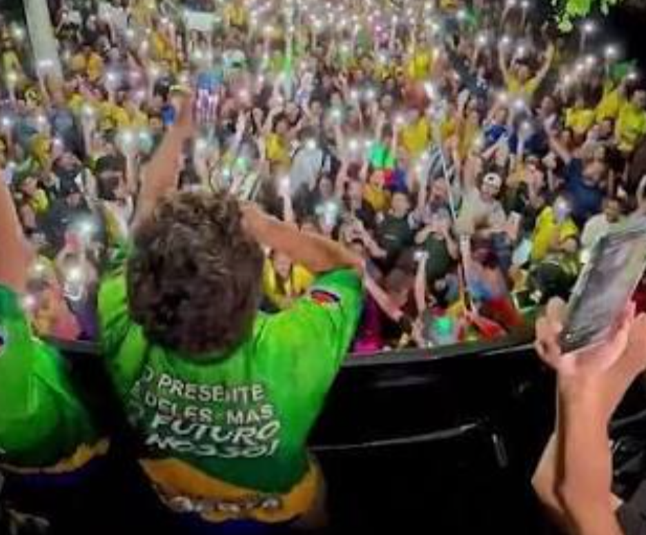 Uma expressiva multidão tomou as ruas durante a noite em um evento que demonstrou grande entusiasmo e apoio a uma causa associada ao número "22". A cena...