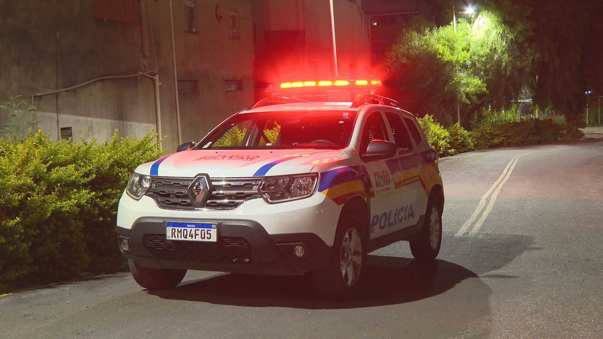 Uma mulher foi brutalmente agredida por seu ex-namorado em uma rua de Divinópolis, no dia 27 de setembro de 2026. O ataque ocorreu no período da tarde, ...