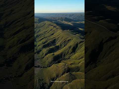 Ó o que a gente achou: um vídeo do canal YouTube que vale o play. A gente não perdeu tempo e trouxe o vídeo "Descubra o Caminho do Céu: aventura na Serr...