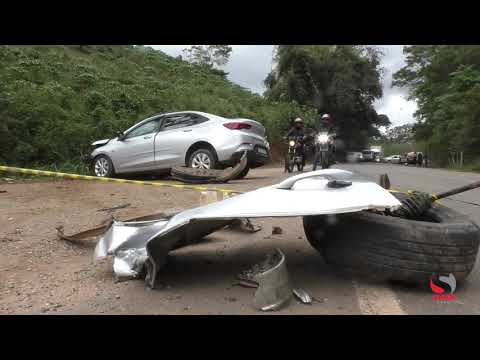 Um grave acidente de trânsito envolvendo um carro de passeio e uma motocicleta deixou um rastro de destruição e interditou parcialmente uma via em uma á...