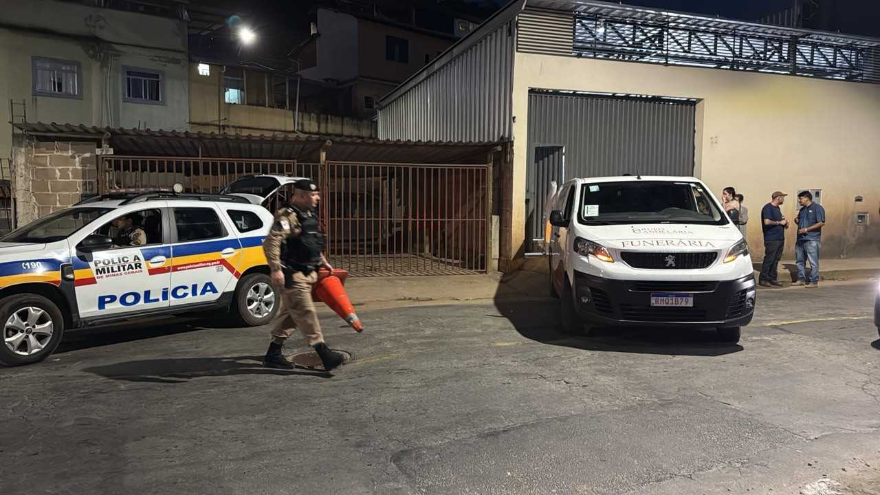 Um homem foi brutalmente assassinado na cidade de Juiz de Fora, Minas Gerais, na noite de 28 de setembro de 2026. A vítima foi atingida por uma grande q...