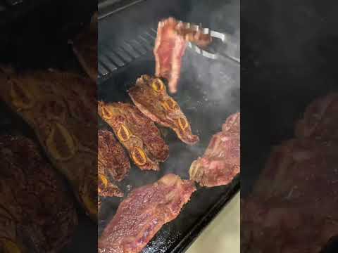 Ó o que a gente achou: um vídeo do canal YouTube que vale o play. A gente não perdeu tempo e trouxe o vídeo "Churrasco: piadas e costelas que rendem o m...