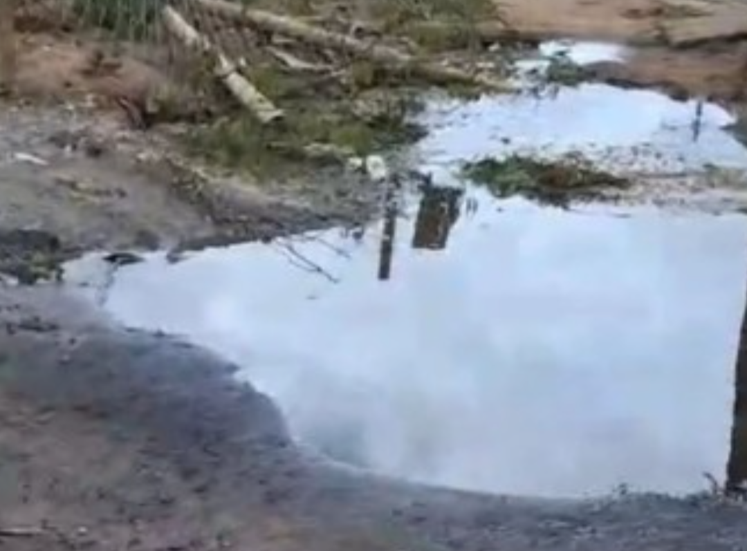 Moradores do bairro Horto, em Ipatinga, continuam a enfrentar sérios transtornos e a cobrar providências em relação a uma obra da Copasa na Avenida Pedr...