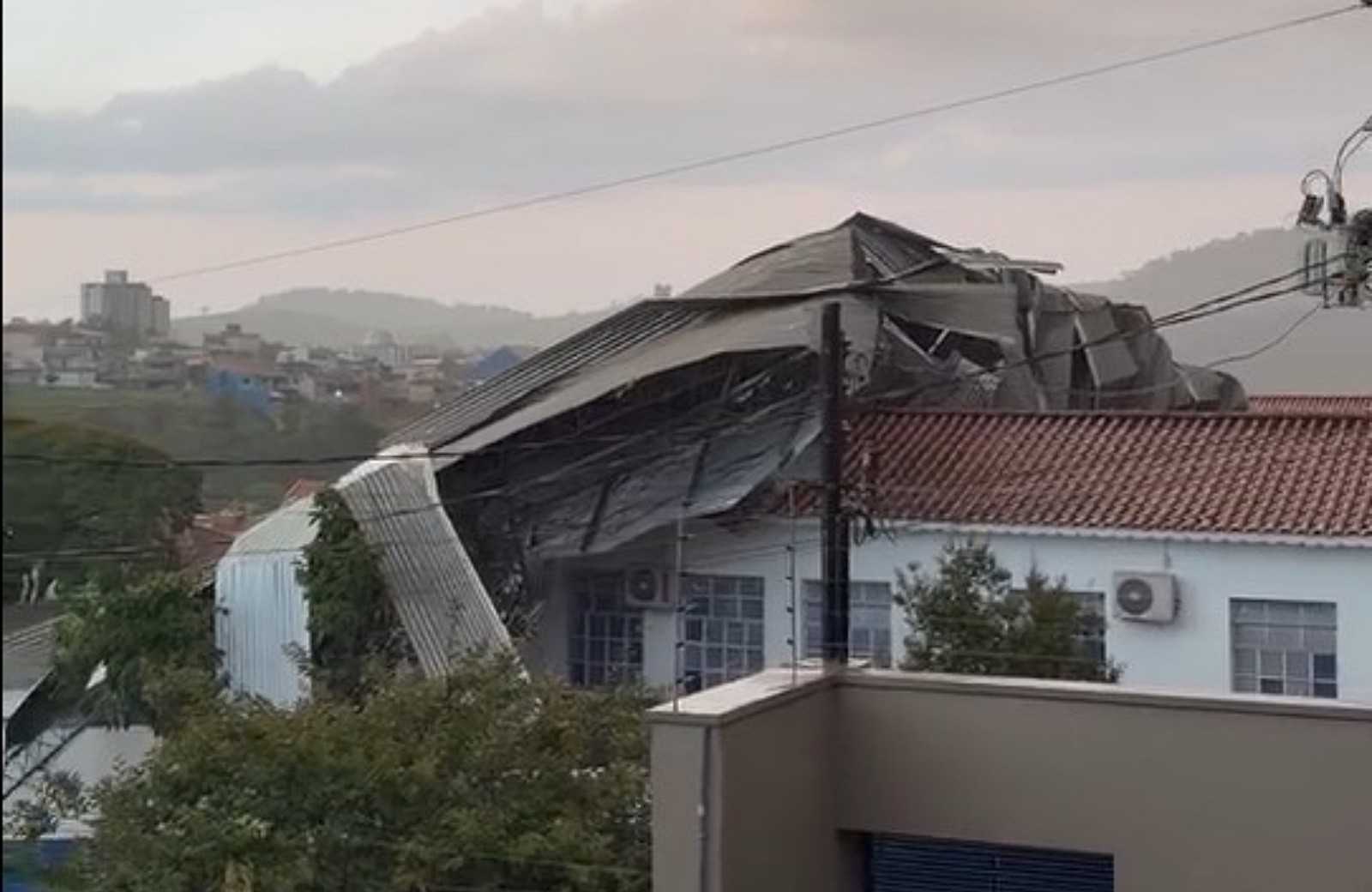 A cidade de Monte Sião foi atingida por um forte vendaval que resultou em significativas consequências para a população e a infraestrutura local. O fenô...