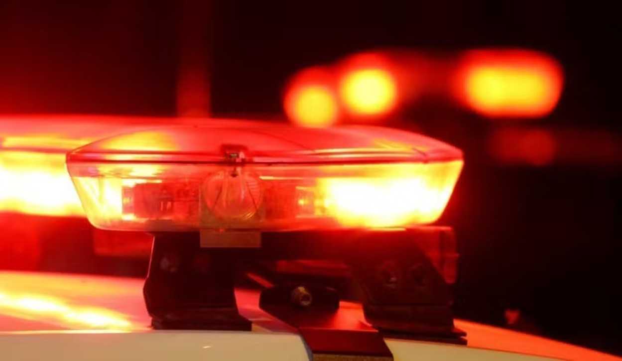 Um grave incidente chocou a cidade de Pará de Minas nesta quinta-feira, 1º de outubro de 2026. Uma jovem mulher foi vítima de disparos de arma de fogo p...